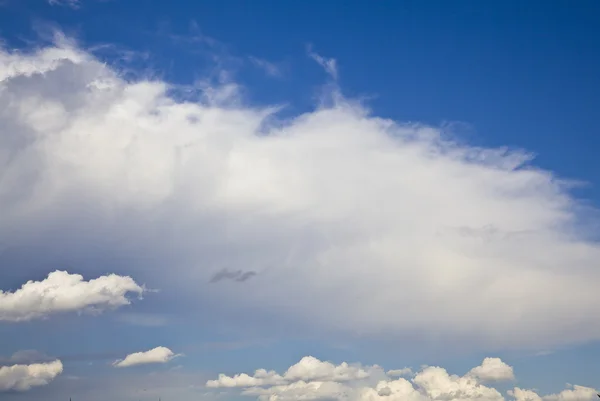 Wolken op blauwe lucht — Stockfoto