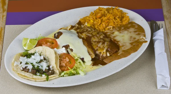 Refeição mexicana saudável, carne grelhada e legumes no prato — Fotografia de Stock