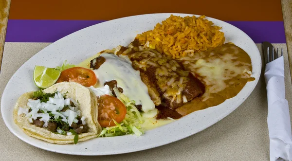 Zdravé mexické jídlo, grilované hovězí maso a zelenina na plechu — Stock fotografie