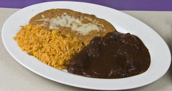 Refeição mexicana saudável, carne grelhada e legumes no prato — Fotografia de Stock