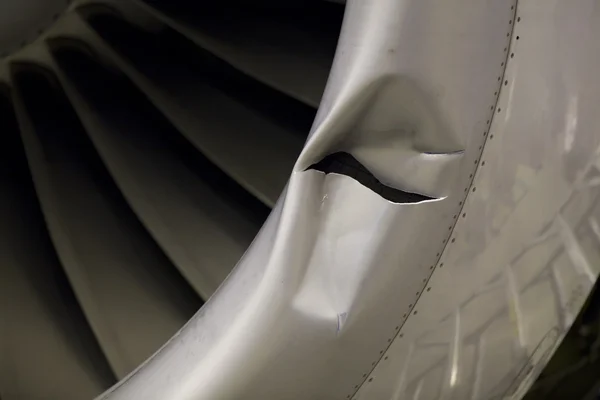 Büyük uçak hasarlı jet motoru — Stok fotoğraf