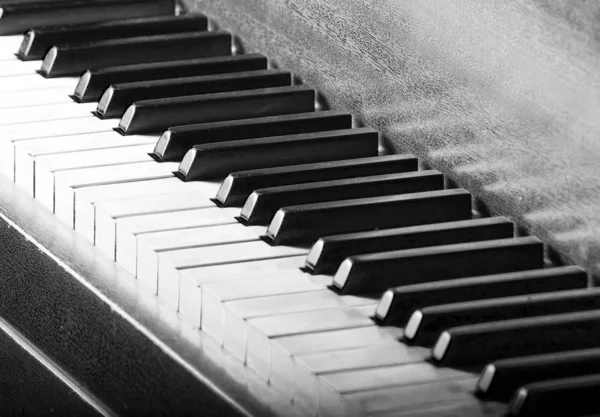 Teclas de piano primer plano monocromo — Foto de Stock