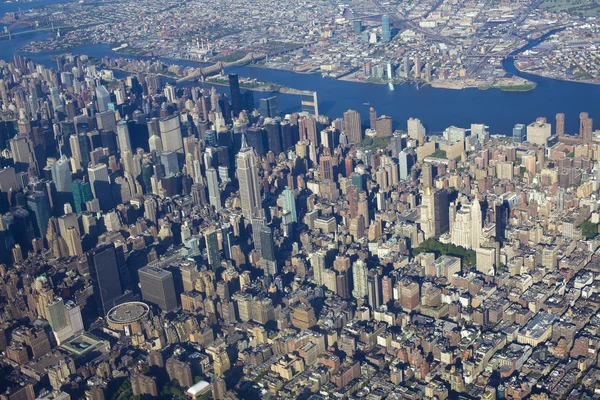 Architectonische wolkenkrabbers in new york city — Stockfoto