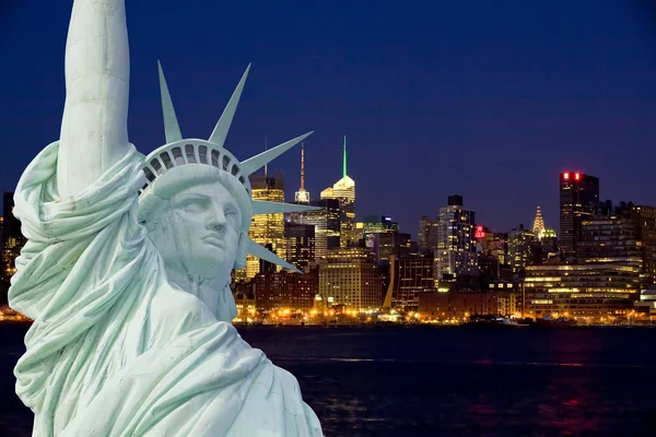 De statue of liberty bij nacht lichten, new york city — Stockfoto