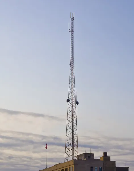 Stora metalliskt tv radio tower — Stockfoto