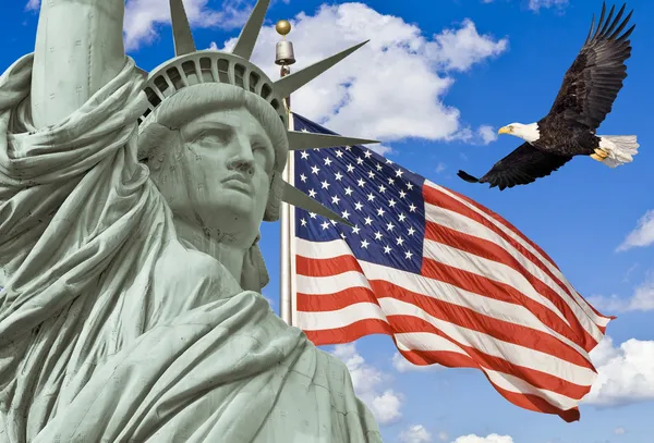 Bandera Americana, Águila calva voladora, estatua de montaje de libertad — Foto de Stock