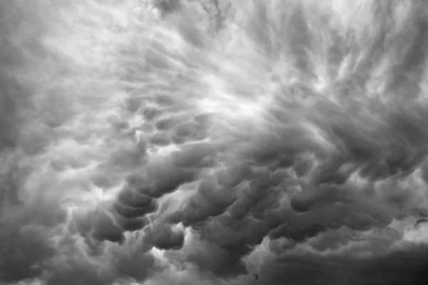 Cielo nublado lluvioso antes de la tormenta — Foto de Stock