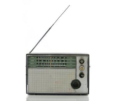 Eski radyo beyaz üzerine izole