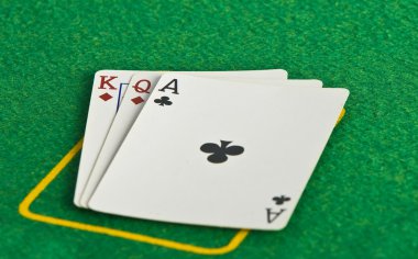 poker masasında kartları
