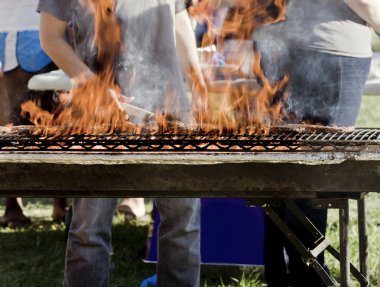 alevler içinde mangal