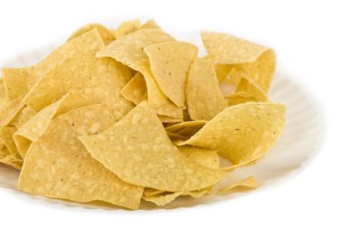 nachos piller izole beyaz zemin üzerine