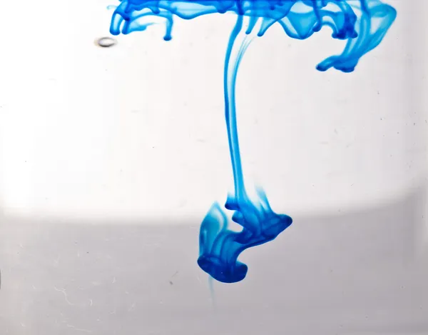 Blu secco in acqua formando sfondo astratto — Foto Stock