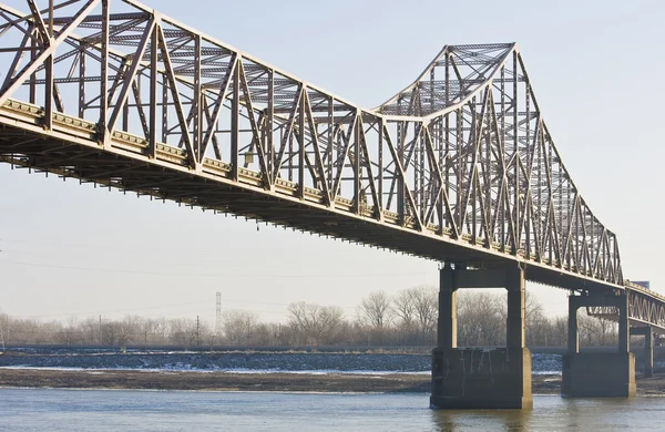 Puente sobre el Mississippi en St. Louis — Foto de Stock