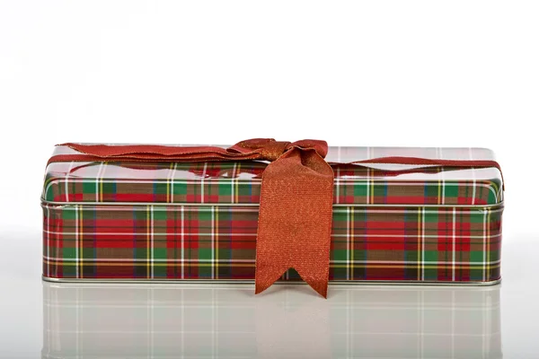 Χριστουγεννιάτικο κουτί δώρου με κορδέλα και φιόγκο — Φωτογραφία Αρχείου