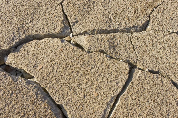Knäckt road betong på nära håll — Stockfoto