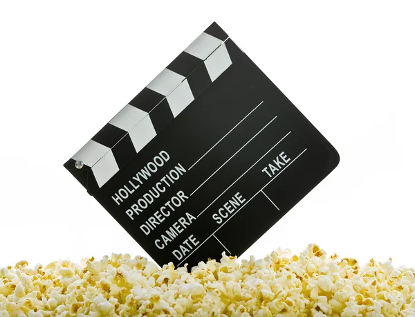 Filmklappbrett in Popcorn isoliert auf weiß — Stockfoto