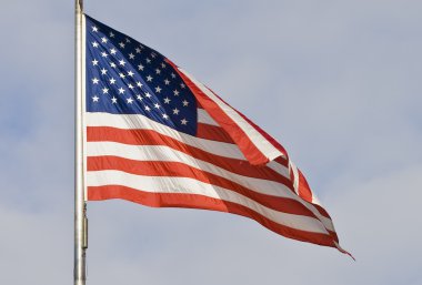 Rüzgarda dalgalanan Amerikan bayrağı