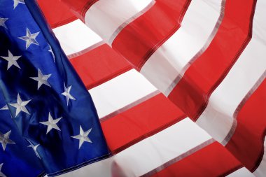 Rüzgarda dalgalanan Amerikan bayrağı