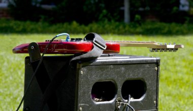 elektro gitar up yeşil çimen
