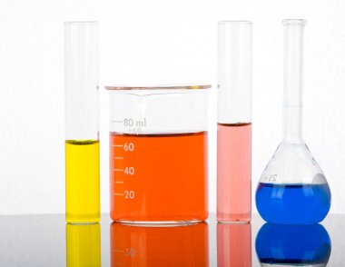 yansımaları ile beyaz arka plan üzerinde Laboratuar kapkacakları