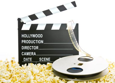 patlamış mısır üzerinde beyaz izole film makarası ile film clapper yönetim kurulu