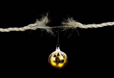 siyah arka plan üzerine izole Noel ampul tatil stres kavramı ile yıpranmış ip