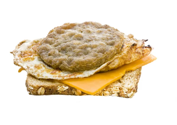 Yulaf açık yüz yumurta, sosis ve peynir sandviç ekmeği Filiz — Stok fotoğraf