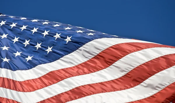 Bandera americana ondeando en el viento —  Fotos de Stock