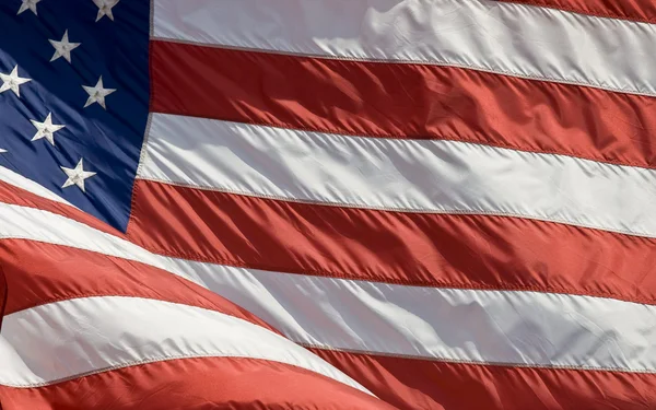 Американский флаг, машущий на ветру — стоковое фото