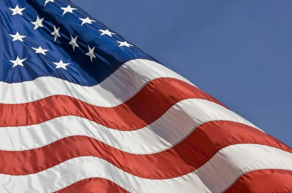 Bandera americana ondeando en el viento — Foto de Stock