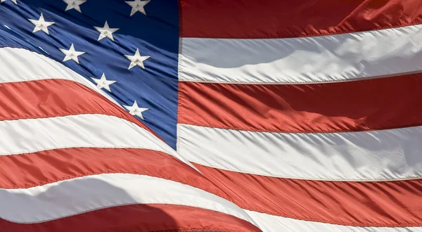 Amerikaanse vlag wapperend in de wind — Stockfoto