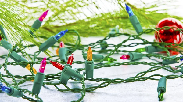 Cadena de luces de Navidad aisladas en blanco — Foto de Stock