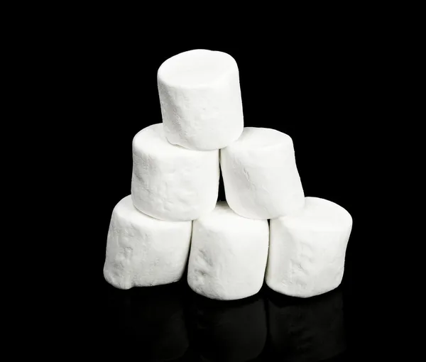 Marshmallow siyah arka plan — Stok fotoğraf