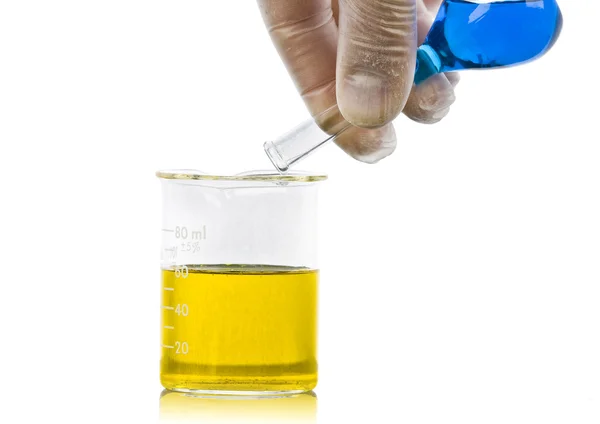 Mão derramando produtos químicos líquidos em frasco — Fotografia de Stock