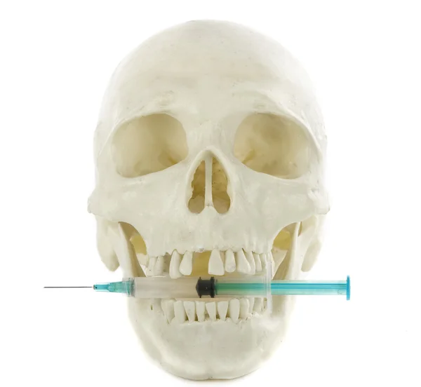 Siringa un concetto di cranio sulle droghe isolate su bianco — Foto Stock