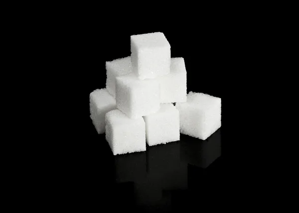 Cubes de sucre sur noir — Photo