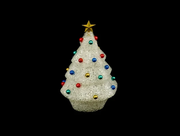 블랙에 고립 된 재활용된 플라스틱으로 만든 장신구와 화이트 크리스마스 트리 — 스톡 사진