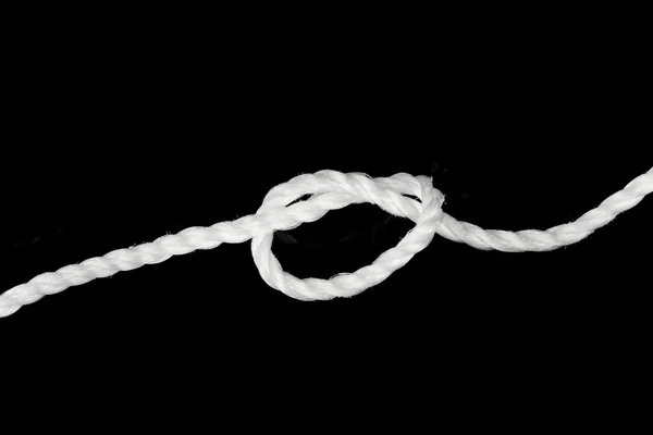 关闭一根黑色背景上的白色绳子 — 图库照片
