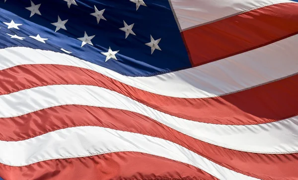 바람에 흔들고 있는 미국 국기 스톡 사진