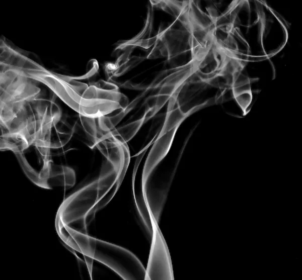 검은 연기 만을내뿜고 있다 — 스톡 사진