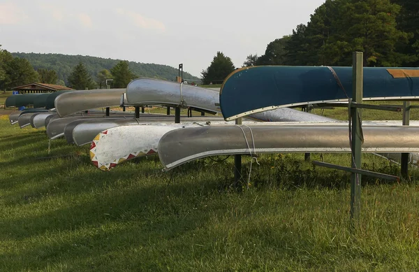 Canoe overturned — Stock Photo, Image