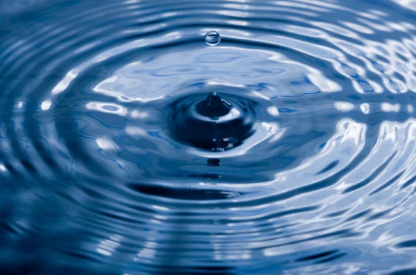 Gota de água azul e respingo . — Fotografia de Stock