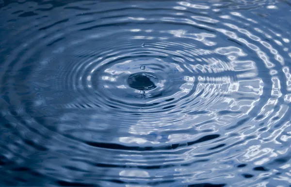 Gota de água azul e respingo . — Fotografia de Stock