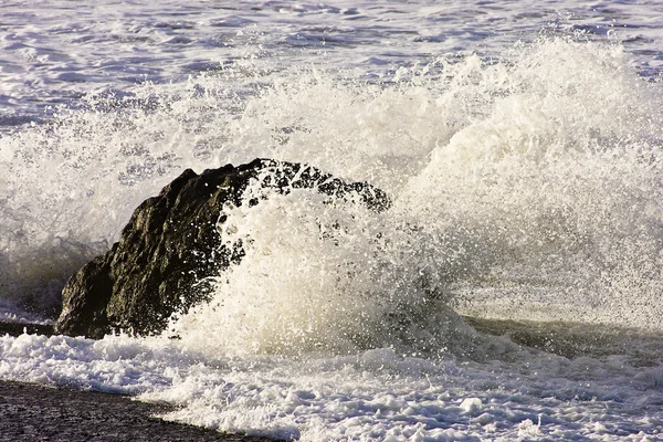 Salpicadura de olas sobre roca —  Fotos de Stock