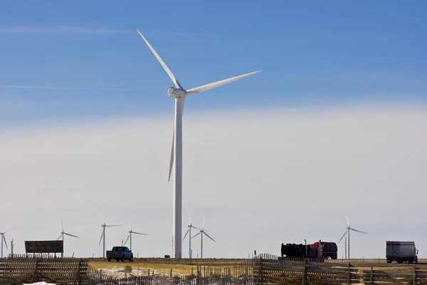 风力发电场的公路在美国 — 图库照片