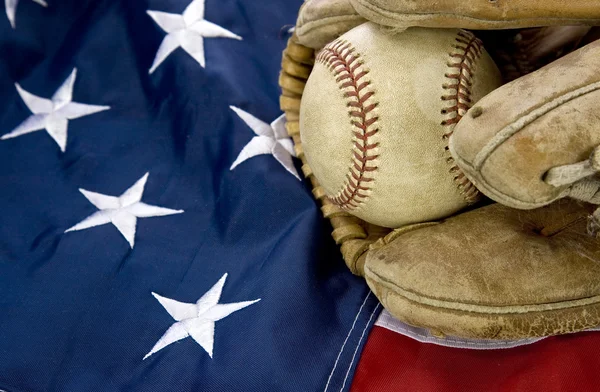 Bir beyzbol topu tutan yıpranmış deri beyzbol eldiveni — Stok fotoğraf