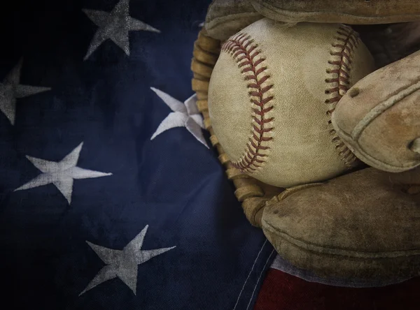 Slitna läder baseball handsken håller en baseball — Stockfoto