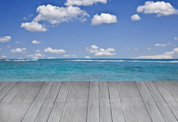 Holzterrasse mit Meerblick — Stockfoto