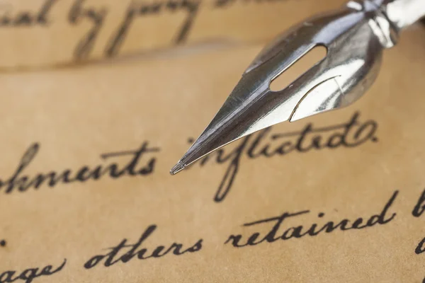 Close up of fountain pen on old letter — Stock Photo, Image