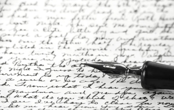 Gros plan du stylo plume sur une vieille lettre — Photo